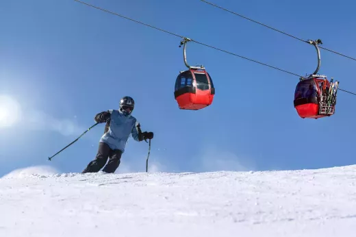 הריגושים והיתרונות הבריאותיים של סקי וסנובורד: גלה את אימון החורף המושלם